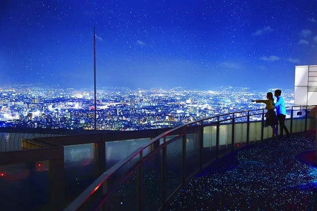 梅田スカイビルの空中庭園で、夜景デートの定番コースを歩く