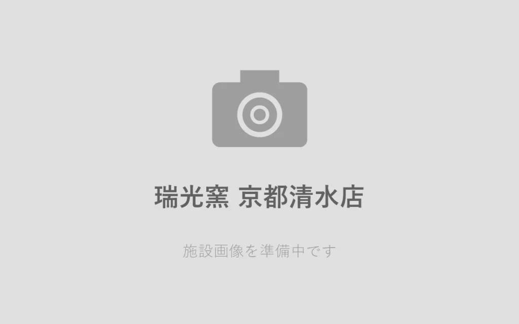 清水寺のふもとで、電動ろくろの陶芸体験に没頭した午後